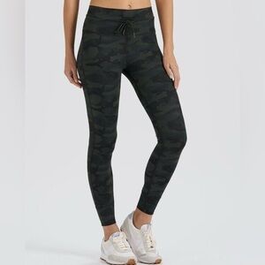 Vuori Daily Yoga Leggings Camo Green Workout Activewear Joggers